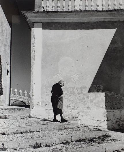 Alte Frau vor der Kirche San Lorenzo in Artà
