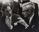 Prof. Dr. J.C. Kendrew im Gespräch mit Studenten
