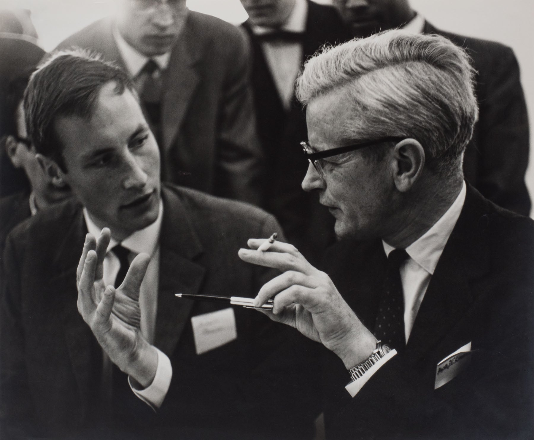 Prof. Dr. J.C. Kendrew im Gespräch mit Studenten
