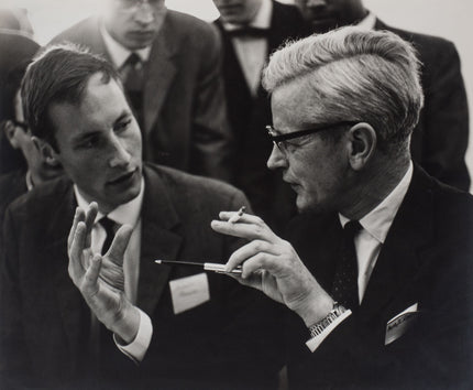 Prof. Dr. J.C. Kendrew im Gespräch mit Studenten