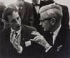 Prof. Dr. J.C. Kendrew im Gespräch mit Studenten