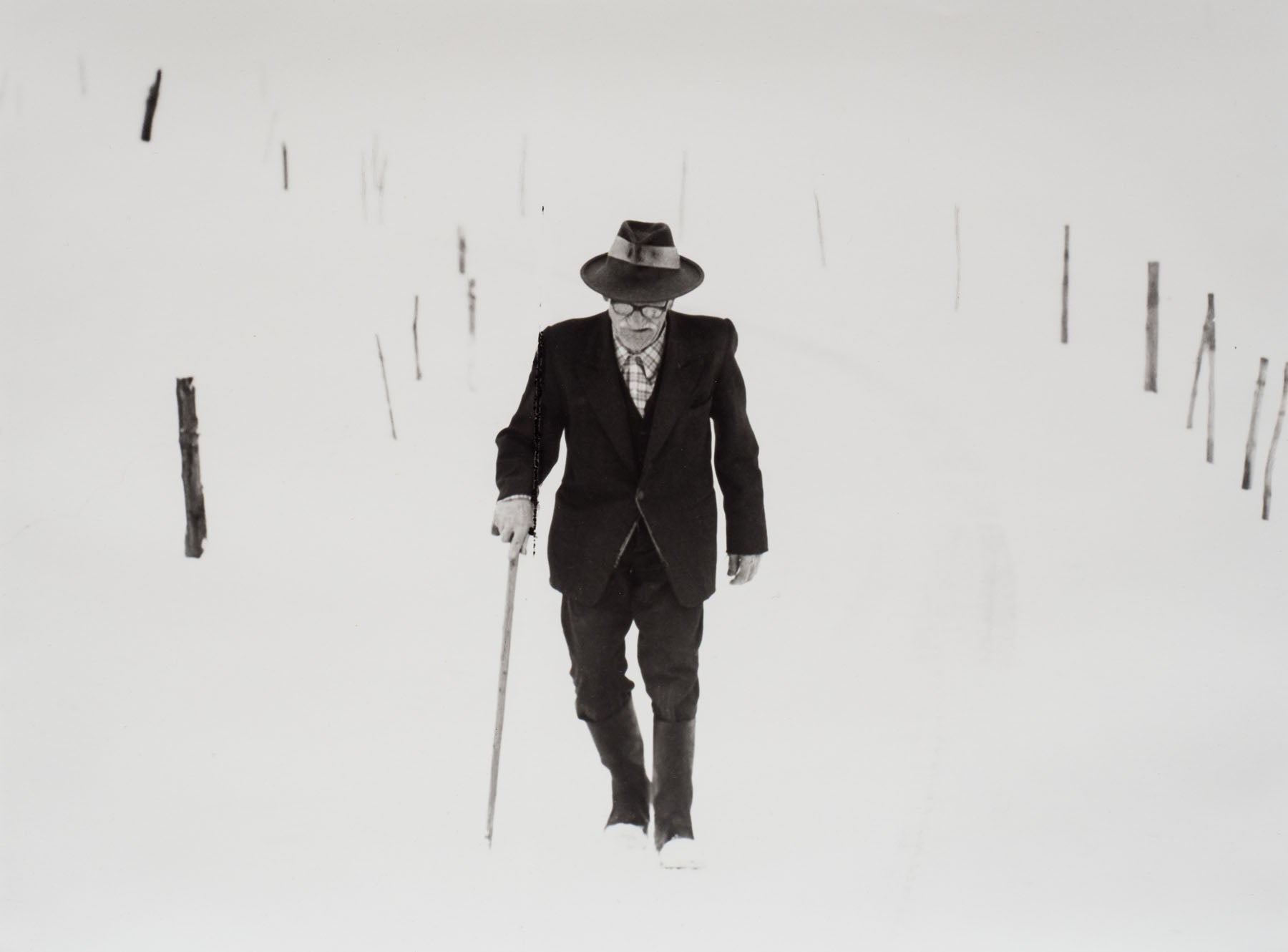 Alter Mann im Schnee