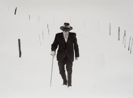 Alter Mann im Schnee