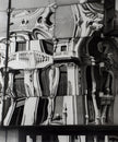 Zerrbild einer Architektur in einer Glasfassade