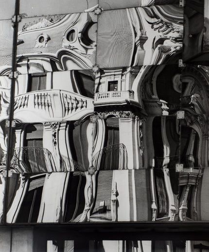 Zerrbild einer Architektur in einer Glasfassade