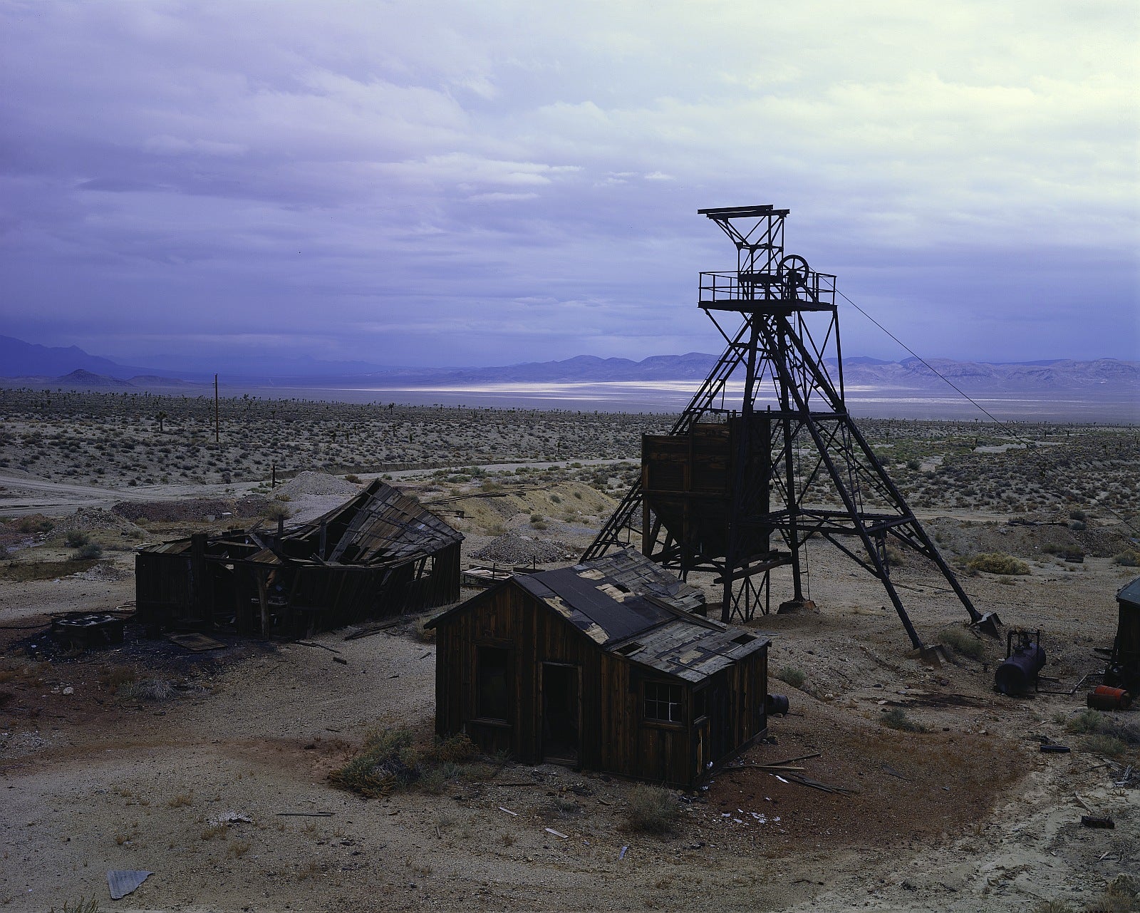 Zerstörte Häuser und ein stillgelegter Förderturm