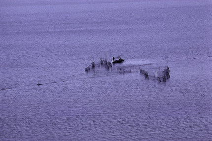 Fischerboot und Fischernetze auf dem Taihu-See nahe Wuxi