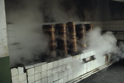 Reisdämpfen in hohen Bambusgefäßen