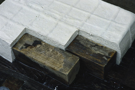 Angeschnittener Tofu mit Holzblöcken zum Frischhalten