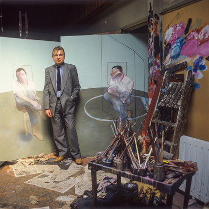 Der Maler Francis Bacon in seinem Atelier