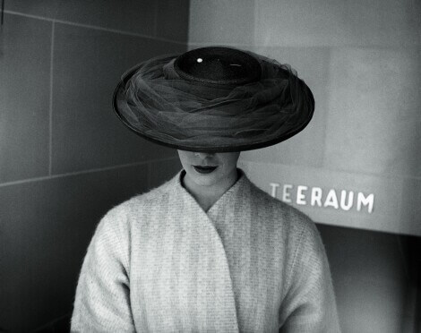 “The hat”, Renate von Arnim, hat by Mecklenburg / F.C. Gundlach