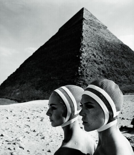 “Vor den Cheopspyramiden”, Karin Mossberg und Micky Zenati in Op Art-Fashion / F.C. Gundlach