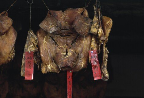Geräucherter Schweinekopf aus der Serie Chinesische Esskultur / Reinhart Wolf