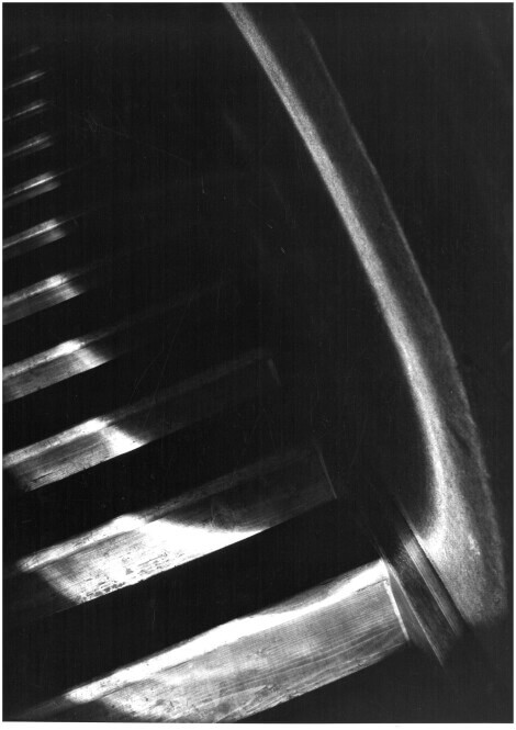 „Treppen-Aufgang im Taschenlampen-Licht“ / Peter Keetman